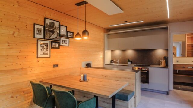 komfort_chalet_kueche_sitzgruppe_seitlich3